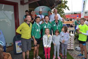 I vincitori: da destra, Cristiano Tara, Alan Piletta e Sergio Prolo. Alle spalle i produttori che hanno offerto il rinfresco